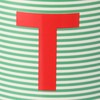 Tasse mit Buchstaben-Motiv