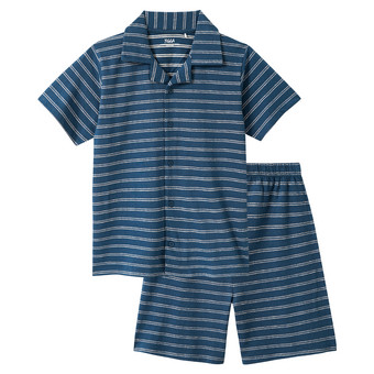 Jungen Shorty im Ringel-Look