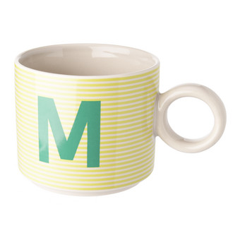 Tasse mit Buchstaben-Motiv