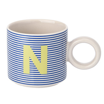 Tasse mit Buchstaben-Motiv