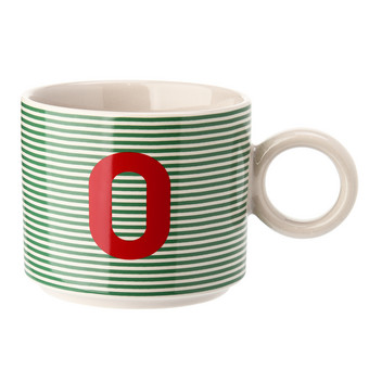 Tasse mit Buchstaben-Motiv