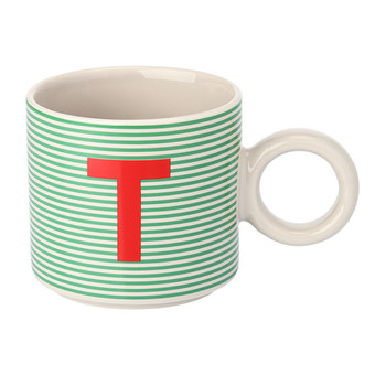 Tasse mit Buchstaben-Motiv